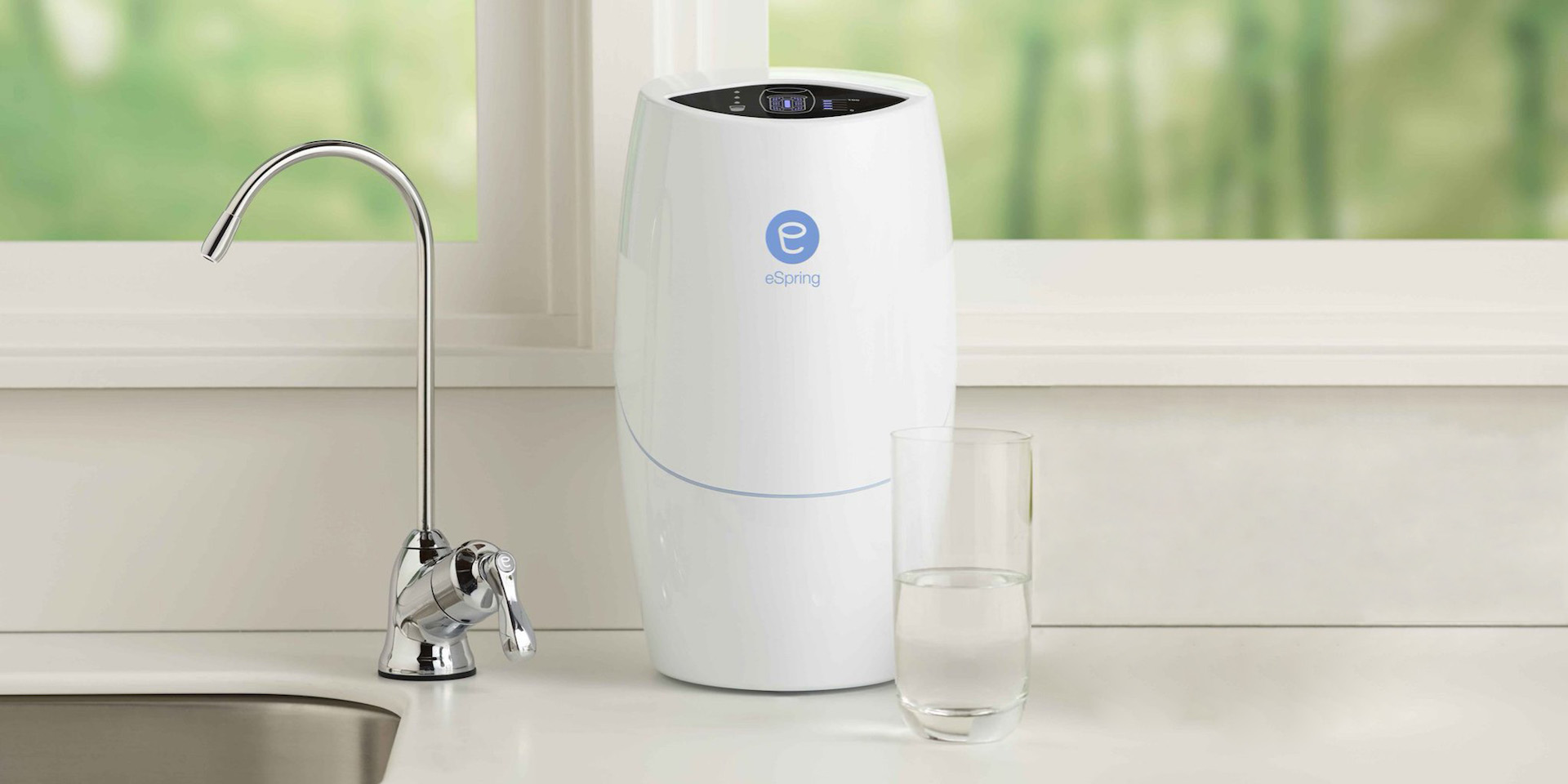 eSpring™ pod pracovní deskou eSpring™ v kuchyni